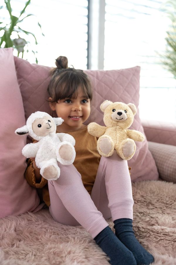 Habibi-Midis-Madchen2 Mädchen mit Habibi Wärmestofftieren "Hase" und "Lämmchen" Midi