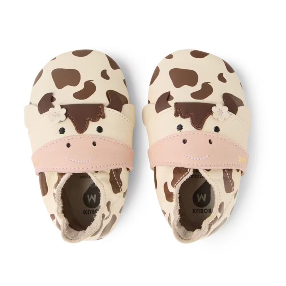 BOBUX Mooley Cow Lederfinkli in Creme, als Kuh gestaltet mit braunen Kuhflecken und freundlichem Kuhgesicht