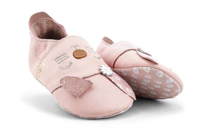 Passen sich wunderbar an den Fuss an: Bobux Krabbelschuhe "Flopsy der Hase" in Rosé