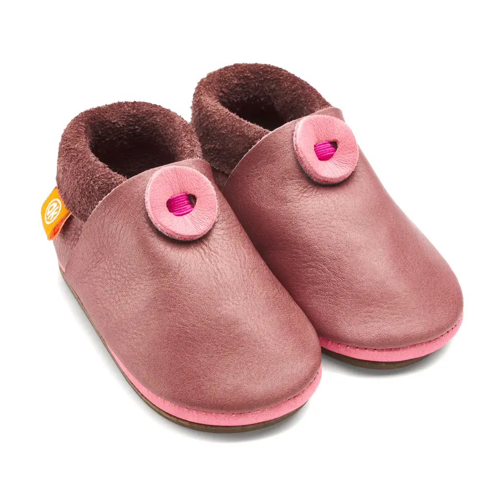 Lederfinken in dunklem Altrosa mit rosa Details und pinkfarbener Innensohle von Orangenkinder mit Gummisohle