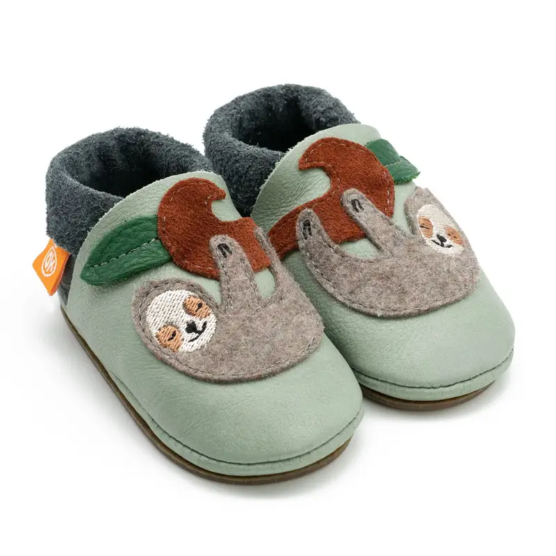 Lederfinken mit Kork-Gummisohle in Mint und Oliv mit Faultiermotiv