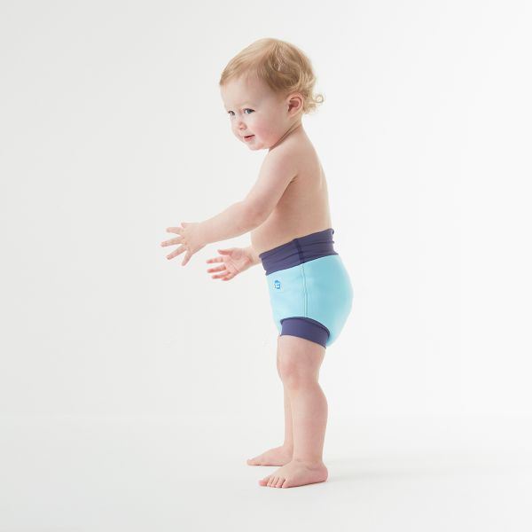 Junge mit Happy Nappy Badewindel Blue Cobalt