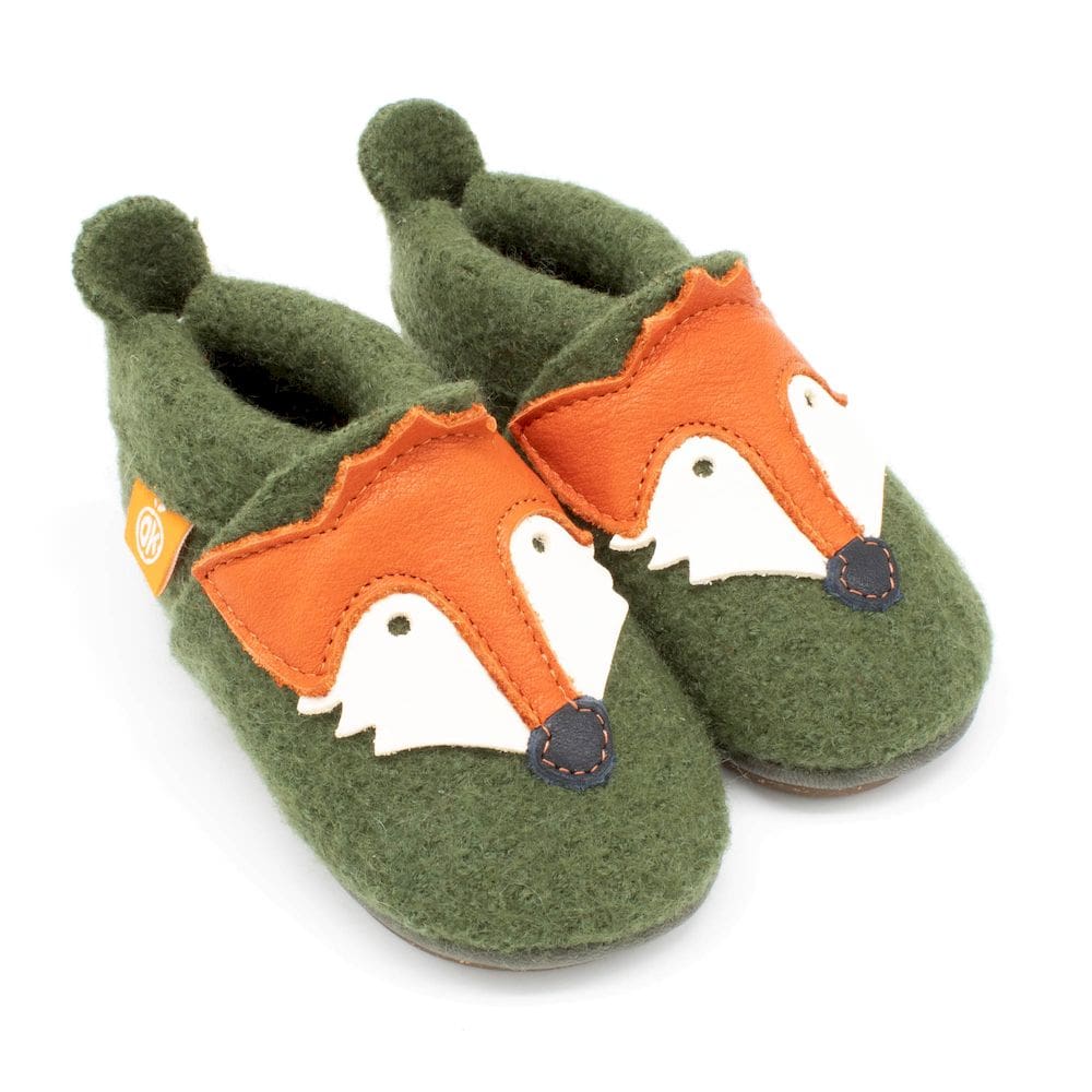 Paar grüne Kinderhausschuhe aus Wollwalk, beide mit aufgenähter Fuchsapplikation aus Leder auf der Vorderseite