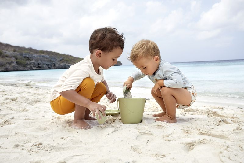 Kind mit LÄSSIG UV-Shirt "Camel Nature" am Strand