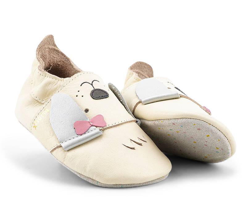 Passen sich perfekt an den Fuss an: Bobux Krabbelschuhe Little Bow Pup Vanille