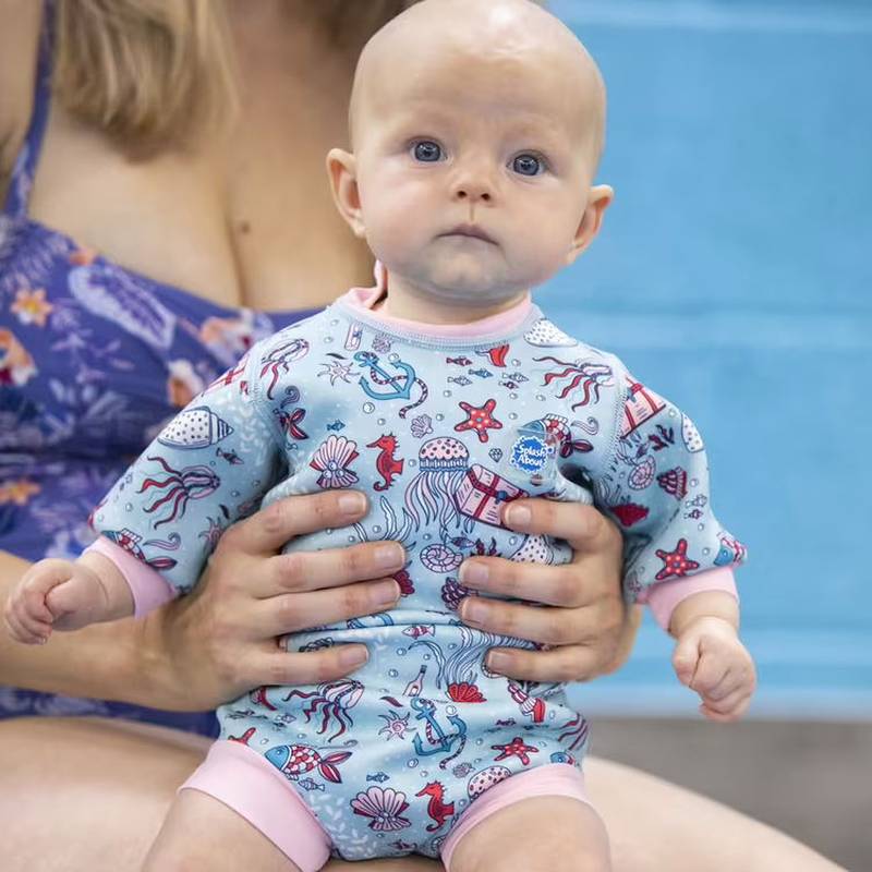 Baby mit Happy Nappy Wetsuit aus Neopren mit integrierter Schwimmwindel