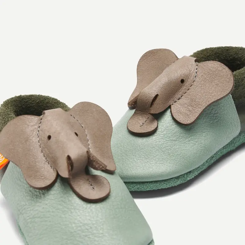 Lederfinken in hellgrün mit einem Elefanten in 3 D-Optik und weicher Wildledersohle