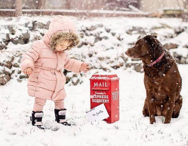 Mädchen im Schnee mit Stonz Scout Winterstiefeln in Black + Haze Pink